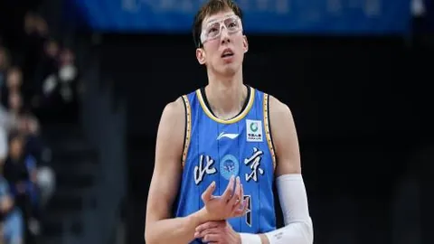 梅西再续前缘！迈阿密签下苏亚雷斯：一年合约携手同行。